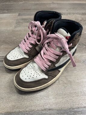 Nike Air Jordan 1 Retro High OG SP Travis Scott "Mocha” missing right insole